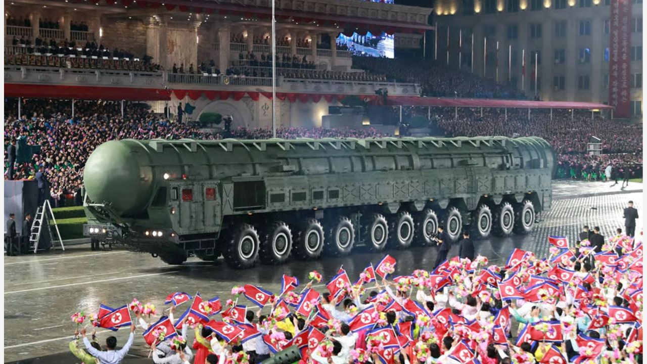 সমগ্র যুক্তরাষ্ট্রে আঘাত হানতে সক্ষম এমন পারমাণবিক ক্ষেপণাস্ত্র উন্মোচন করল উ. কোরিয়া